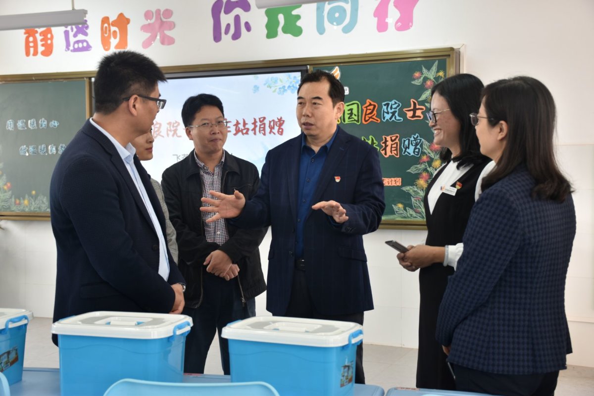 我校代表赴玉林市玉东新区实验小学举行创新教育机器人捐赠仪式