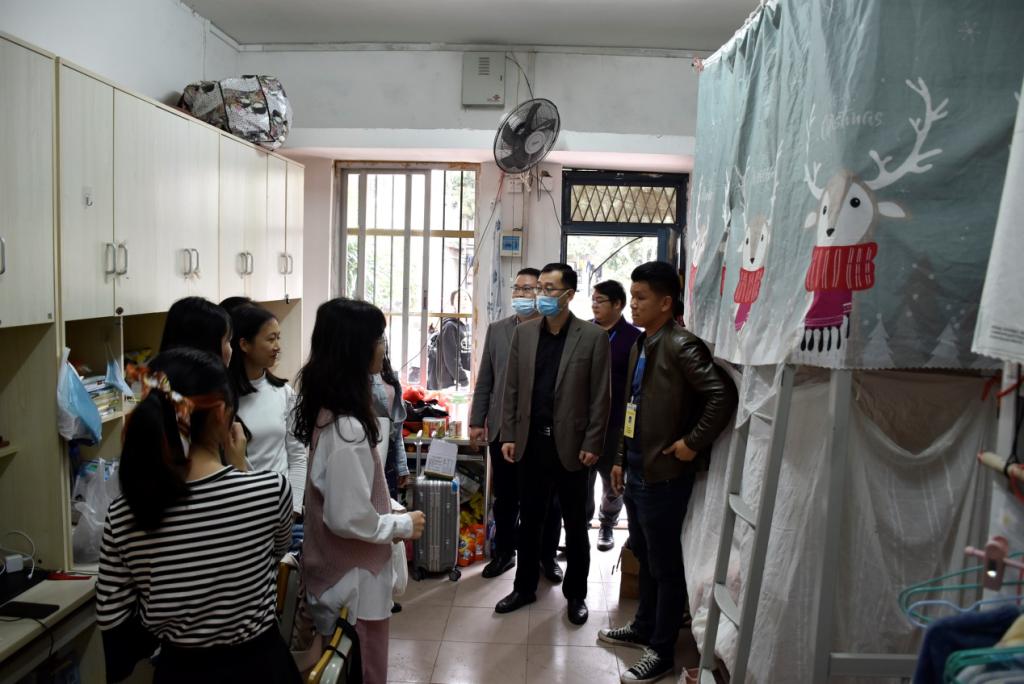 教育科学学院领导走访学生宿舍-玉林师范学院 - 玉林师范学院