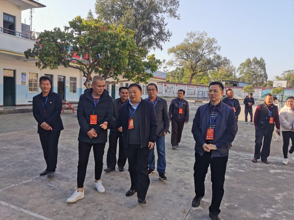 玉林市人大代表学校校长王卓华到福绵区开展人大代表进站履职活动