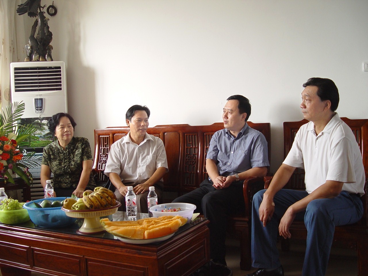 陪同金湘军前来慰问的还有玉林市政府秘书长郭成球,教育局局长朱向东.