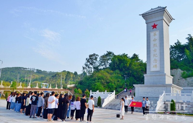 玉林市龟山公园桂东南抗日武装起义纪念碑前,开展革命传统现场教育暨"