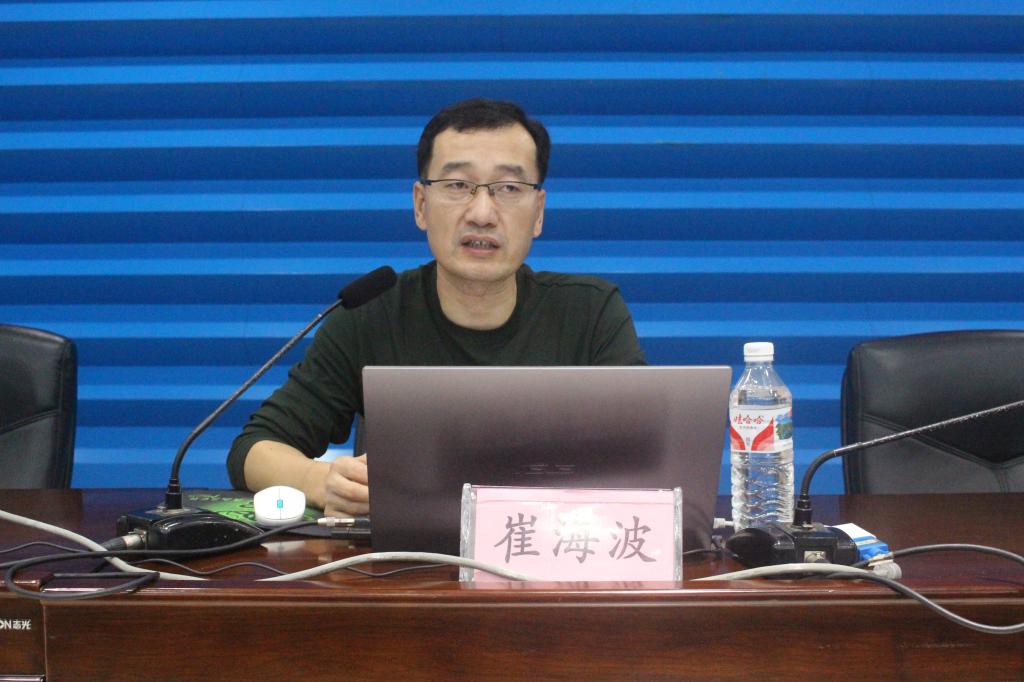 讲座上,崔海波给学生分析目前中国国际局势,并讲述当前中美外交关系及