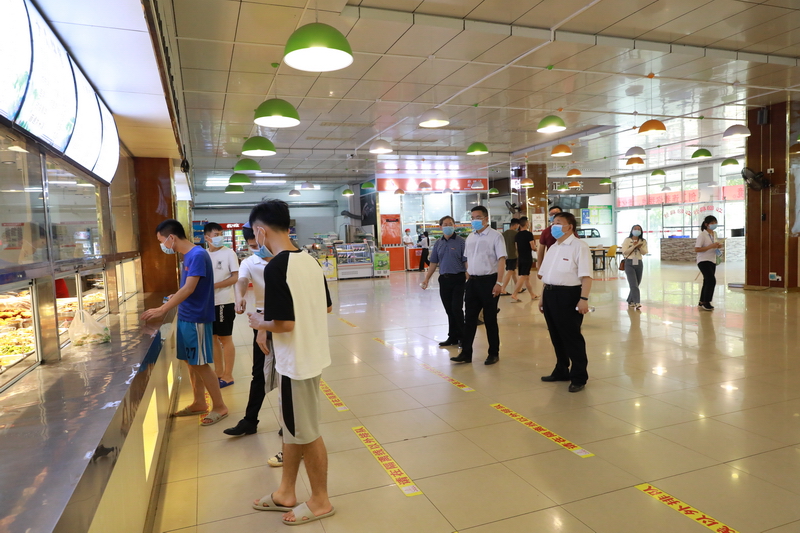 【欢迎回家13】学校领导深入食堂检查指导疫情防控工作-玉林师范学院