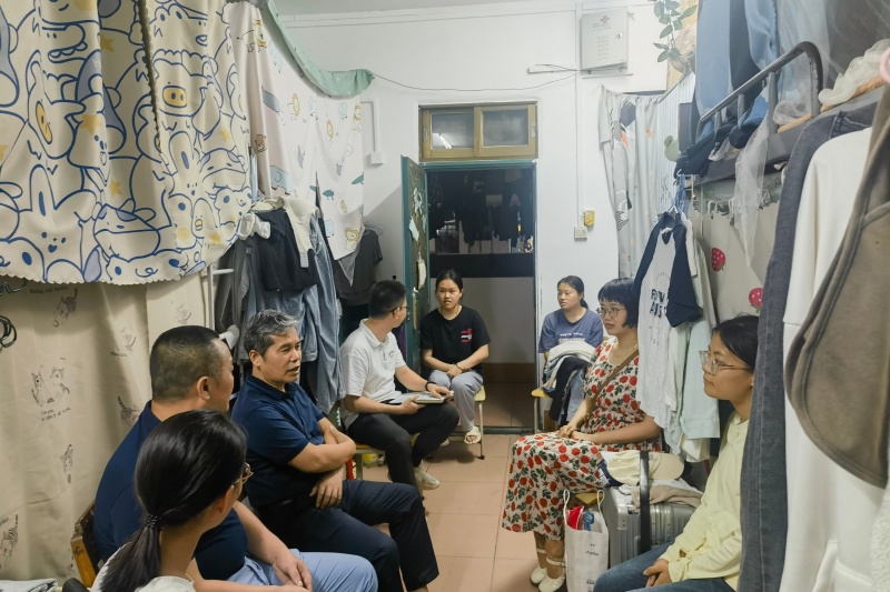 智慧农业学院深入毕业生宿舍开展就业指导座谈-玉林师范学院