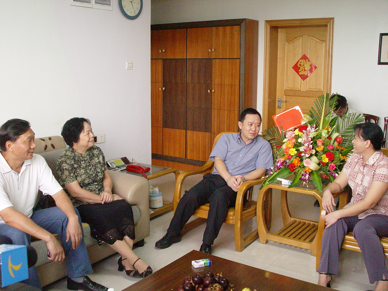 陪同金湘军前来慰问的还有玉林市政府秘书长郭成球,教育局局长朱向东.