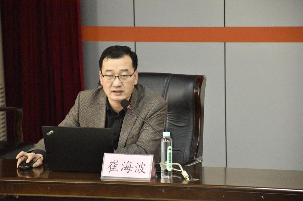 会上,崔海波带领全体学生全面学习解读十九届六中全会概况,传达十九届